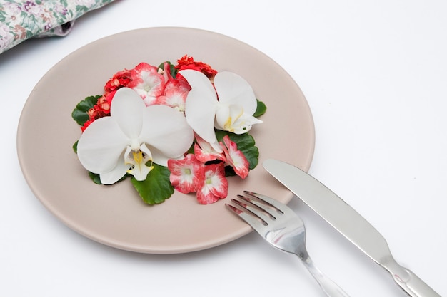 Zolla con i fiori su una tabella bianca