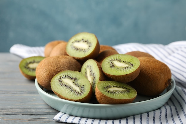 Zolla con il kiwi maturo sulla tabella di legno