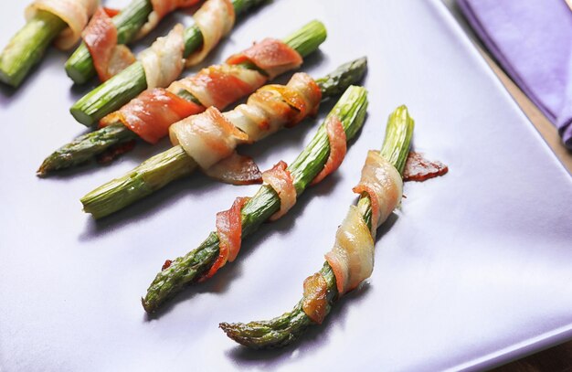 Zolla con il primo piano avvolto asparagi della pancetta affumicata