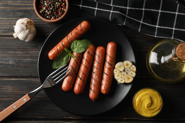 Zolla con la salsiccia e le spezie su di legno