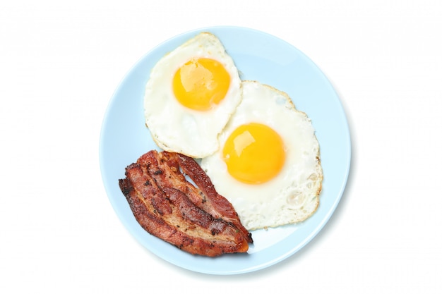 Zolla con le uova fritte e la pancetta affumicata isolate