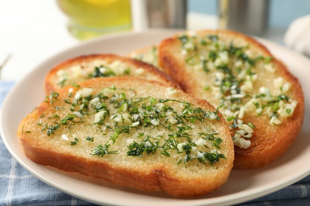 Zolla con pane all'aglio tostato su bianco, fine in su
