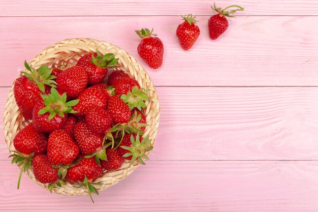 Zolla della fragola su di legno dentellare