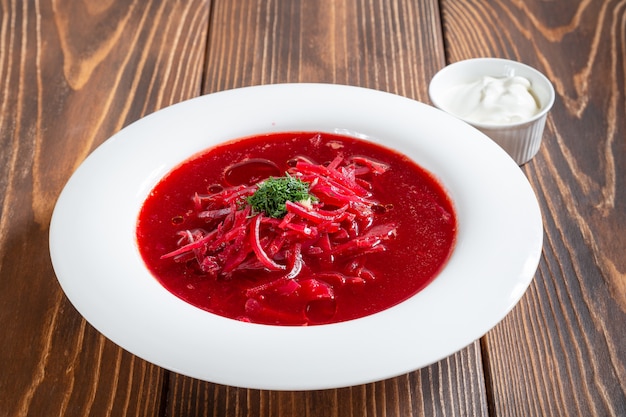 Zolla della minestra di borscht russa tradizionale sulla tabella di legno