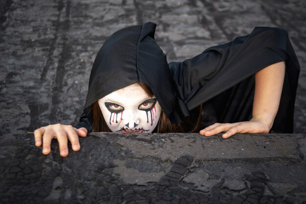 Zombie striscia fuori dal tetto. Halloween e il giorno dei morti concetto.