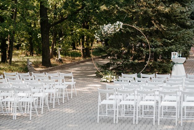 Zona cerimonia nuziale con arco a tutto sesto decorato con fiori