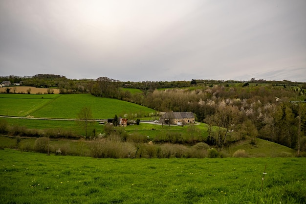 Zona collinare rurale in Francia Prati verdi e casa rurale