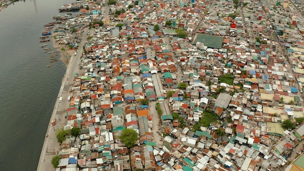 Zona dei bassifondi a manila filippine vista dall'alto molta immondizia nell'acqua