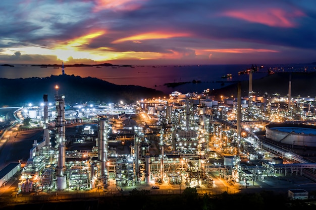 Zona della fabbrica di industria della raffineria di petrolio e del petrolio in Tailandia con cielo blu ed il tramonto