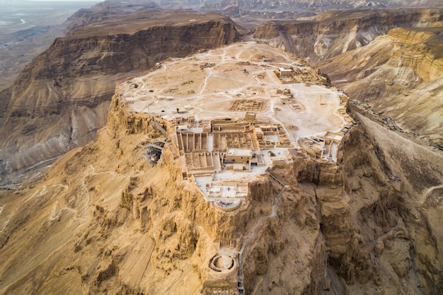 Zona della fortezza di Masada Distretto meridionale di Israele Zona del Mar Morto Distretto meridionale di Israele. Antica fortezza ebraica dell'Impero Romano in cima a una roccia nel deserto della Giudea, vista frontale dall'aria