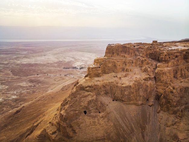 Zona della fortezza di Masada Distretto meridionale di Israele Zona del Mar Morto Distretto meridionale di Israele. Antica fortezza ebraica dell'Impero Romano in cima a una roccia nel deserto della Giudea, vista frontale dall'aria