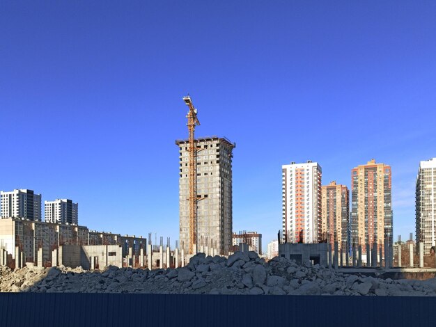 Zona di costruzione in un quartiere residenziale Eruzione di un grattacielo per appartamenti