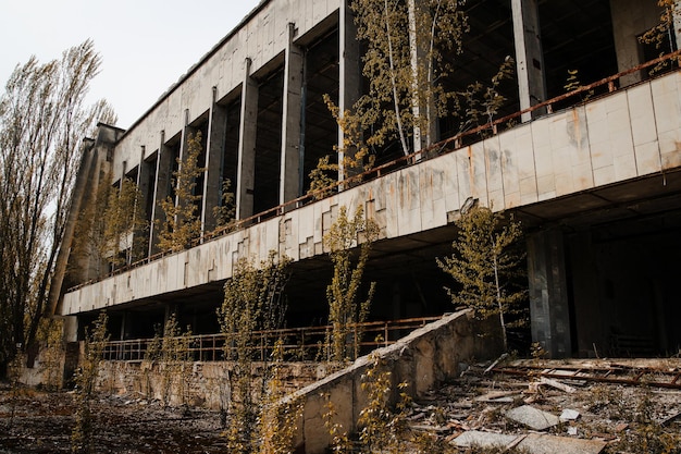 Zona di esclusione di Chernobyl con le rovine della zona abbandonata della città di pripyat della città fantasma della radioattività