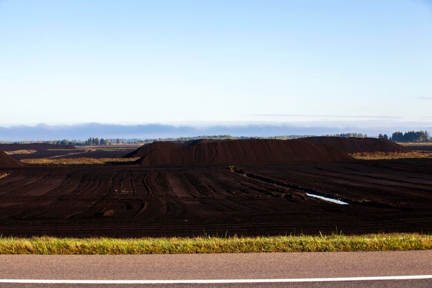 Zona industriale dove si estrae la torba nera