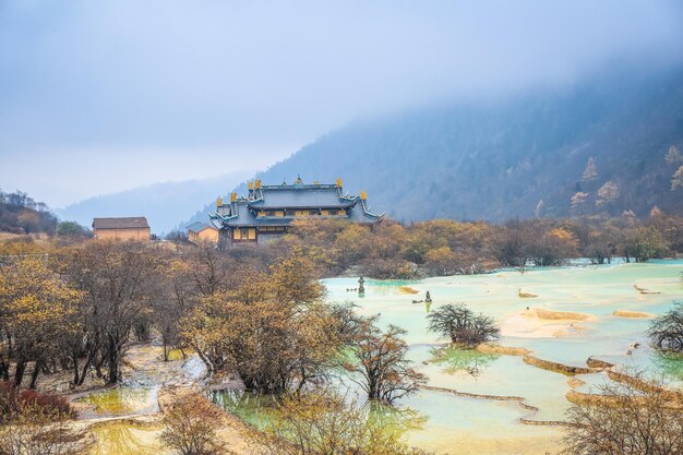 Zona panoramica cinese di huanglong con stagni di travertino xA