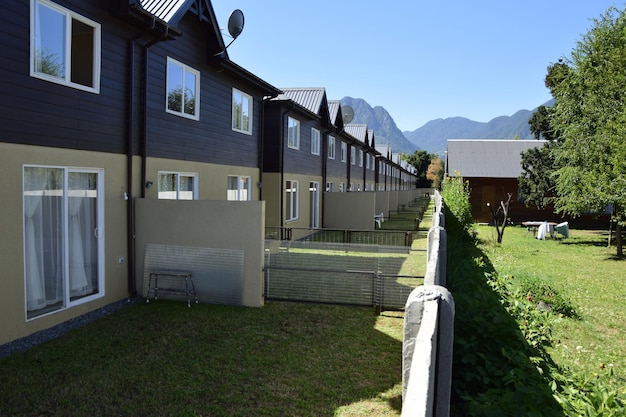 Zona residenziale con tipiche case in legno in una piccola e accogliente cittadina di Pucon, in Cile