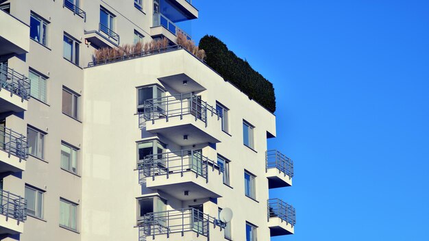 Zona residenziale con un moderno edificio di appartamenti Facciata di un moderno edificio di appartamenti