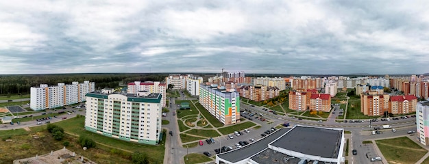 Zona residenziale moderna dall'alto Ripresa della città con un drone Zone notte da grattacieli