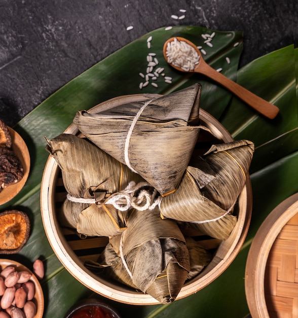 Zongzi, deliziosi gnocchi di riso al vapore caldi freschi nel piroscafo. famoso cibo gustoso asiatico nel festival di duanwu di dragon boat