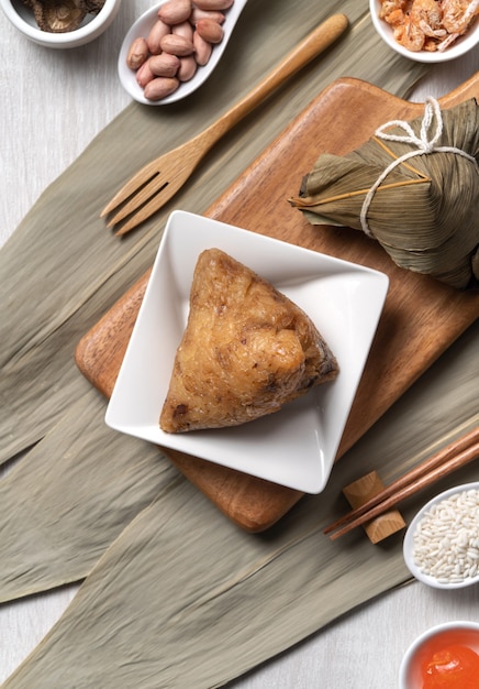 Zongzi. Delizioso cibo tradizionale per gnocchi di riso per Dragon Boat Duanwu Festival su sfondo tavolo in legno vista superiore.