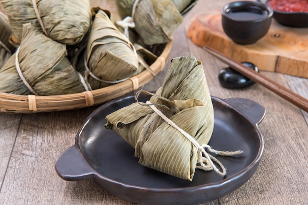 Zongzi o gnocco di riso su Dragon Boat Festival, cibo tradizionale asiatico