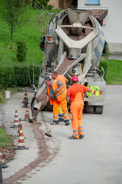 Zorzone Bergamo Italia 23 settembre 2020 Operai al lavoro per interrare i cavi della rete ultraveloce