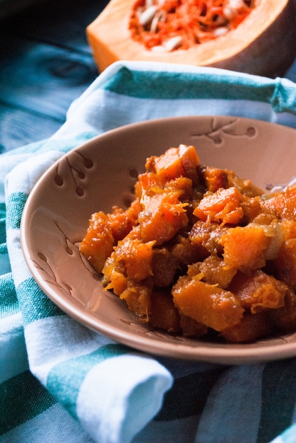 Zucca al curry in umido in una ciotola di ceramica