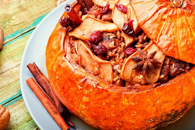 Zucca al forno con muesli e frutta secca.Dessert d'autunno.Cibo americano