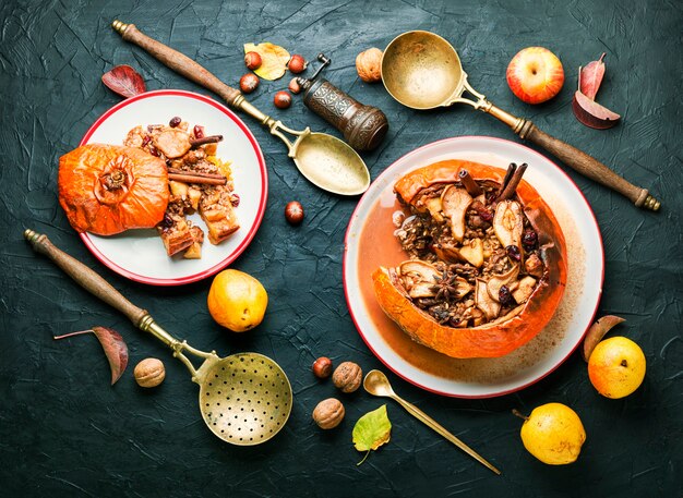 Zucca al forno con muesli e frutta secca.Dessert d'autunno.Cibo americano