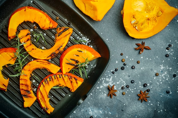 Zucca alla griglia e al forno. Raccolta autunnale di verdure e piatti di zucca.