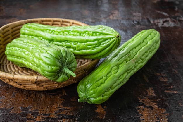 Zucca amara fresca in un cestino