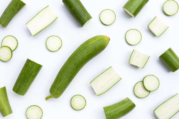 Zucca angolata fresca su sfondo bianco.