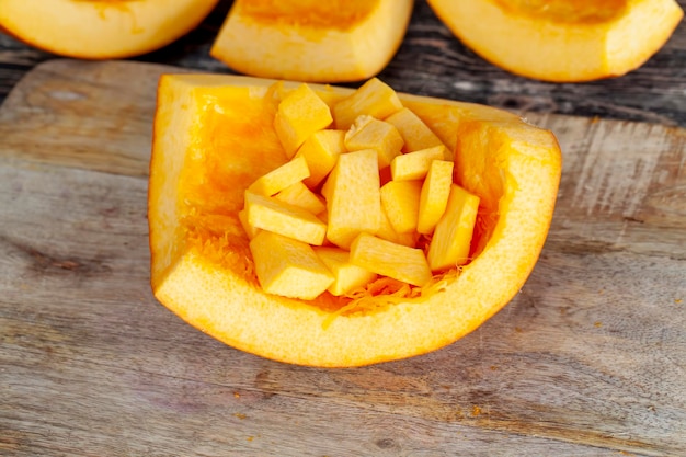 Zucca arancione matura durante la cottura del cibo in cucina