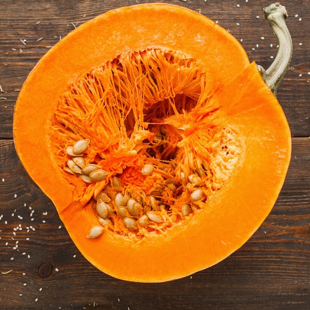 Zucca arancione rotonda tagliata a metà. Close-up di zucca fresca tagliata, pronta per la preparazione