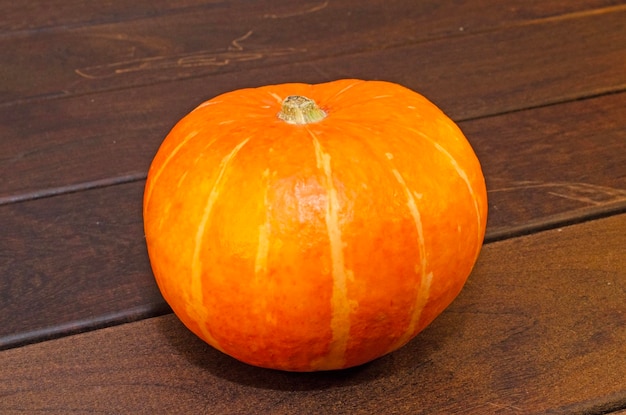 Zucca arancione su un tavolo di legno