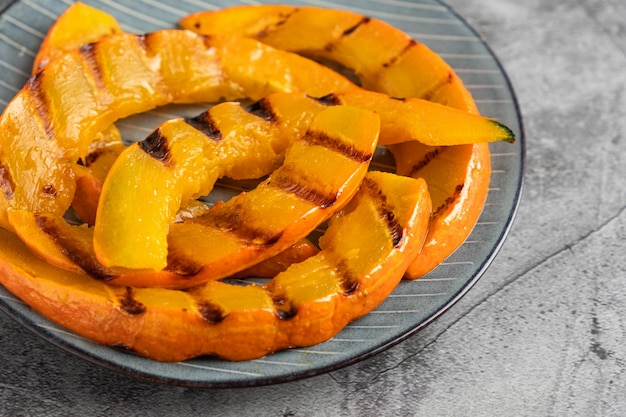 Zucca arrostita affettata su un piatto