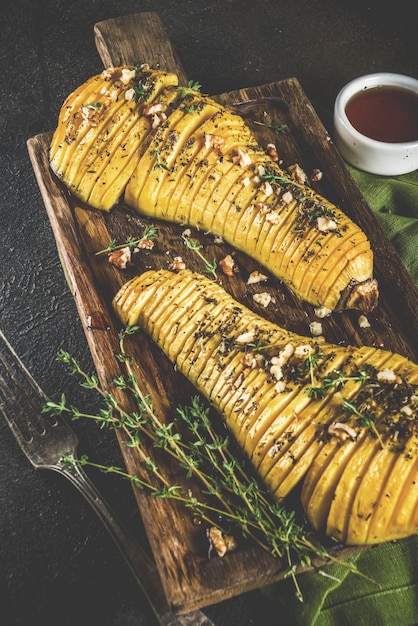 Zucca arrosto di hasselback alle erbe