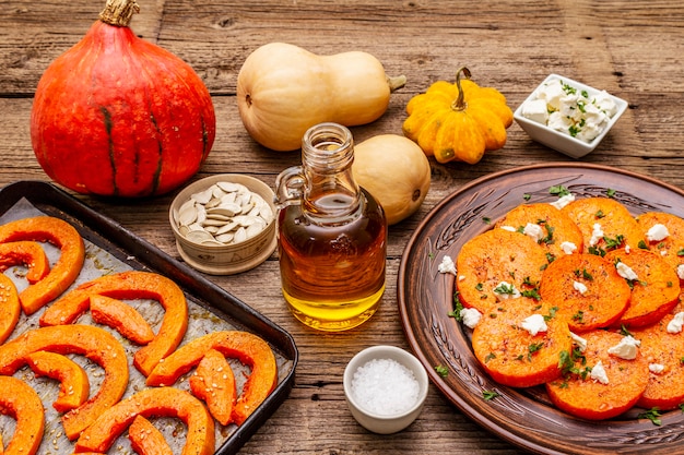 Zucca arrosto e al forno con formaggio ed erbe salate