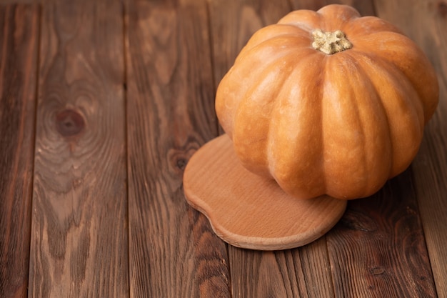 Zucca autunnale su tavola di legno