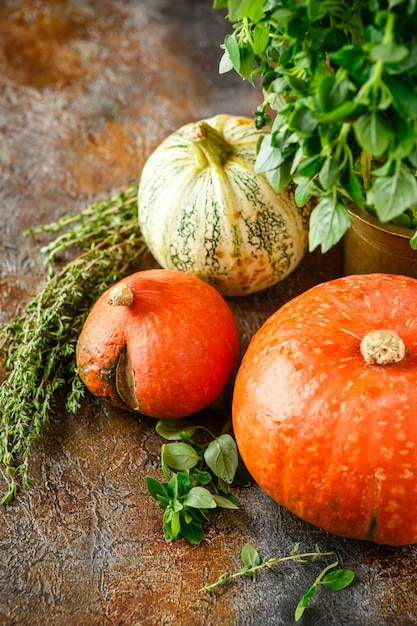 Zucca, basilico e timo su un tavolo arrugginito