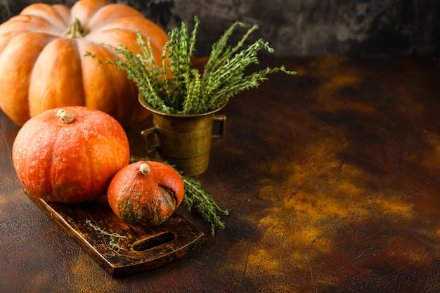 Zucca, basilico e timo su un tavolo arrugginito