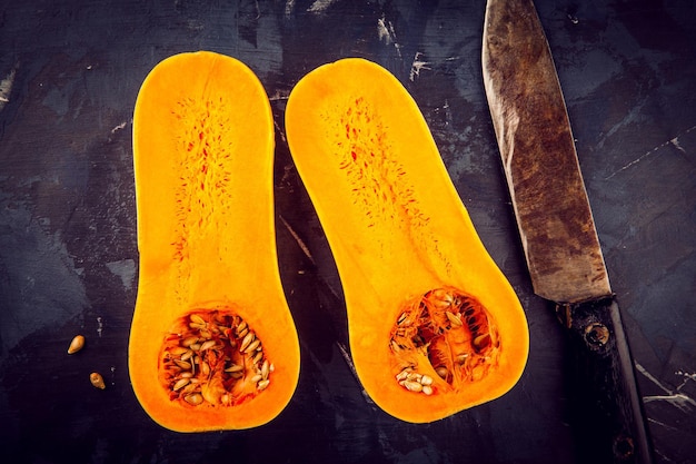 Zucca Butternut con semi su fondo rustico scuro