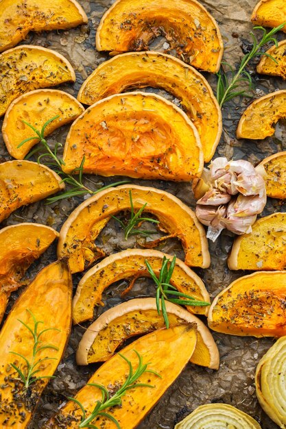 Zucca butternut di zucca arancione grigliata al forno e patate dolci con erbe Ingredienti per la zuppa di cibo autunnale Vista dall'alto sfondo piatto