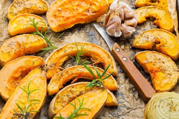 Zucca butternut di zucca arancione grigliata al forno e patate dolci