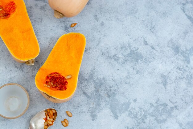 Zucca butternut isolata, verdure autunnali per cibo di stagione. Copia spazio per il testo.