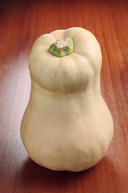 Zucca Butternut sul tavolo di legno