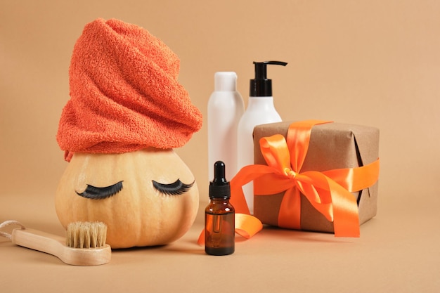 Zucca con asciugamano e ciglia finte flaconi cosmetici confezione regalo con nastro e sveglia