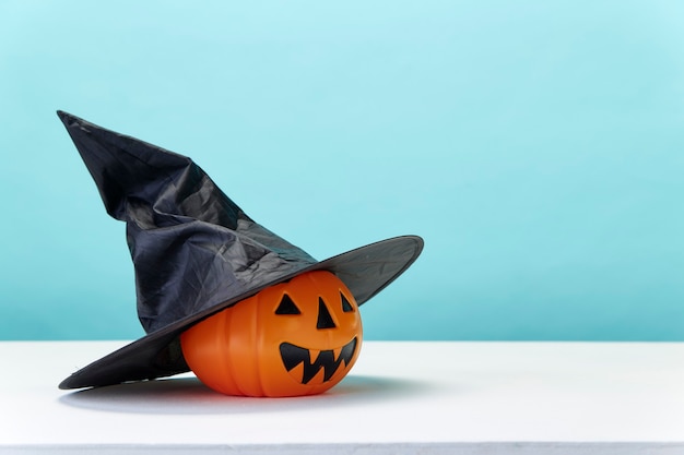 zucca con decorazione cappello per Halloween