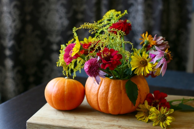 Zucca con fiori diversi