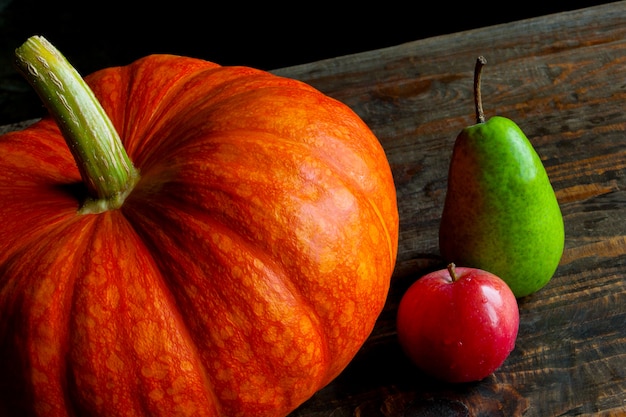 Zucca con frutta sul tavolo